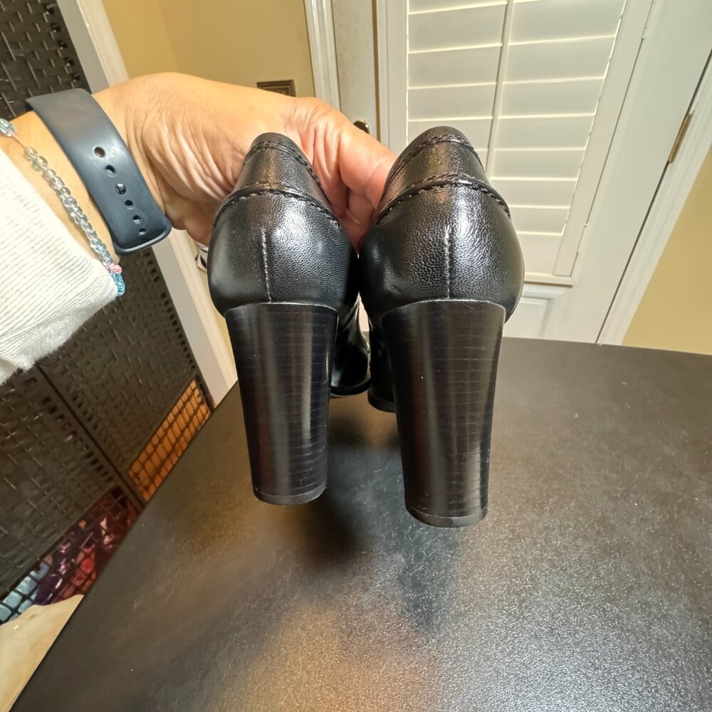 Dolce & Gabbana black pump with gold tone hardware size 39 - Picture 6 of 12